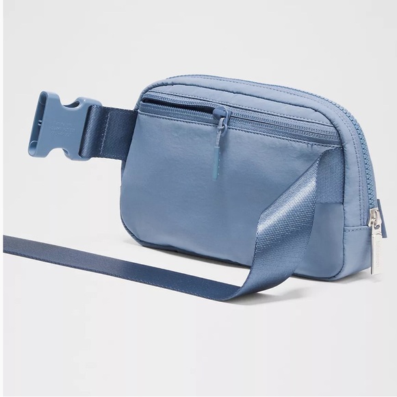 Lululemon Everywhere Belt Bag 1L Washed Denim - Picture 3 of 8